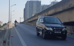 Xe máy ngổ ngáo “chen” ô tô trên đường Vành đai 3