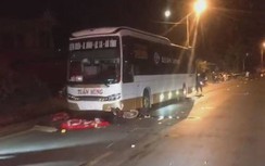 Trượt ngã rồi tông vào đầu xe khách, nam thanh niên 16 tuổi tử vong