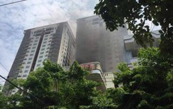 Chủ "hô biến" tầng 1 thành bãi đỗ xe 2 tầng, cư dân lo sống trên "bom xăng"