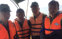 Vượt sóng gió, cứu thuyền viên trên tàu chìm tại cửa sông Văn Úc