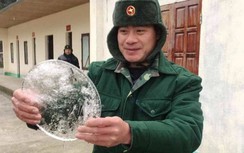 Hơn 1.000 áo ấm tặng học sinh Kỳ Sơn giữa ngày giá rét, nước đóng băng