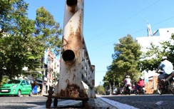 Dải phân cách tuyến đường trung tâm TP Phan Rang - Tháp Chàm bị "nát bươm"