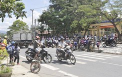 Nguy hiểm các cổng trường học ven quốc lộ ở KonTum