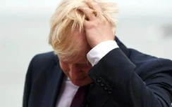 Video: Thủ tướng Anh trốn cánh phóng viên trong kho đông lạnh