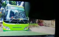 Xe buýt "ngổ ngáo" lấn làn chạy ngược chiều bị xe khác ép... buộc phải lùi