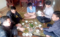 Về làng ăn cỗ sang phải có... thịt sống
