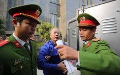 Video: Kẻ sát hại 4 người ở Đan Phượng tóc bạc trắng, lạnh lùng đến toà