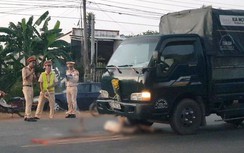 Nhặt thanh gỗ giữa đường, người đàn ông bị xe tải tông tử vong tại chỗ
