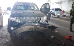 Xe chở thuốc lá lậu đâm dải phân cách, tài xế bung cửa tháo chạy