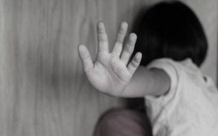 Kẻ mua kẹo dụ dỗ cả chục bé gái về nhà làm trò đồi bại đã đầu thú