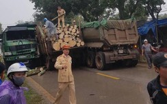 Tai nạn liên hoàn 4 ô tô, tài xế mắc kẹt trong cabin