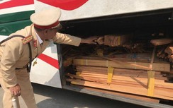 Xe khách chở cả tấn sụn gà, thuốc lá lậu... bỏ chạy khi gặp CSGT