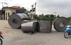 Bất an với những cuộn tôn “rơi tự do” trên đường