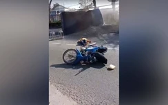 Video: Khoảnh khắc nạn nhân TNGT nằm chờ xe cấp cứu suýt bị tai nạn kép