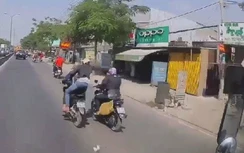 Clip: Táo tợn 2 tên cướp giật hụt dây chuyền rồi tháo chạy ở TP.HCM