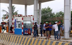 Cận cảnh chiêu "chạy vòng" của nhóm tài xế cản trở thu phí BOT Ninh Xuân