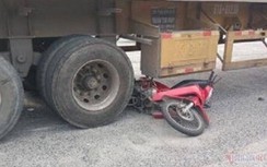 Đâm vào đống đá ngã xuống đường và bị xe tải cán chấn thương, lỗi do ai?