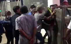 Nhóm tài xế gây rối, xông vào hành hung nhân viên thu phí BOT Ninh Xuân