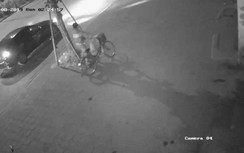 Video: Tài xế ô tô 5 chỗ tông chết người rồi dựng hiện trường giả, bỏ trốn?