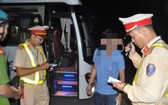 Hơn 2 tấn giò chả, hàng lậu ngụy trang trên xe khách Hà Nội - Đà Nẵng