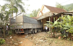 Video: Xe container đâm nhà dân, cả gia đình thoát chết kỳ diệu