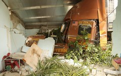 Xe container lao vào phòng ngủ, cả gia đình hoảng loạn