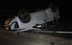 Ô tô bất ngờ lao vỉa hè, đâm gãy cột điện khiến 1 người tử vong