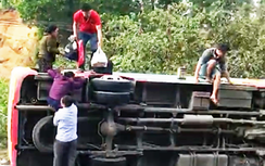 Video: Lật xe buýt, hàng chục hành khách la hét hoảng loạn đập kính