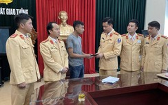 Dừng xe vi phạm, phát hiện ví tiền rơi trên đường