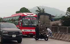 Bị chặn xe đập vỡ kính, tài xế ôtô khách chạy 10km đến đồn cảnh sát kêu cứu