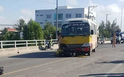 Xe máy dính chặt đầu xe buýt, hành khách hú vía