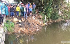 Vợ trẻ ngất lịm khi thấy thi thể chồng cùng xe máy dưới mương nước