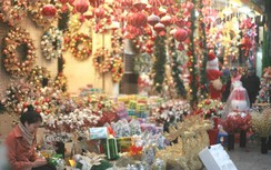 Rực rỡ sắc màu thị trường đồ trang trí Giáng sinh