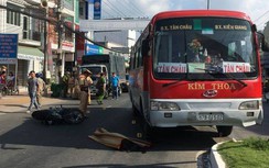 Ngã ra đường sau va chạm, học sinh lớp 8 bị xe khách cán tử vong