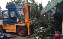 Xe nâng húc đổ cột điện, lao vào nhà dân ở Hải Phòng