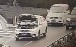 Ô tô bật nắp capo vẫn chạy băng băng trên đường khiến ai cũng giật mình