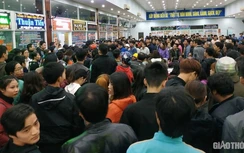 "Biển người" chen chân mua vé xe Tết từ 3 giờ sáng ở Đà Nẵng