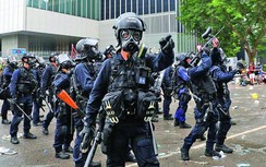 Người biểu tình ở Hong Kong lại đối đầu cảnh sát