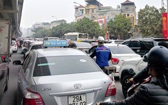 Nghịch lý nút giao đèn tín hiệu thành “nút thắt” gây ùn tắc