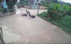 Video: Tai nạn kinh hoàng tại ngã tư đường làng, thanh niên nằm im bất động
