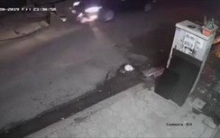 Khoảnh khắc ô tô húc đổ rào chắn, suýt chèn đầu công nhân sửa cống