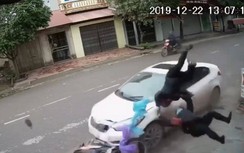 Video: Ô tô lấn làn húc bay hai mẹ con đi xe máy