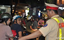 Dòng người nườm nượp đổ về Nhà thờ Chính tòa Đà Nẵng đón mừng Noel