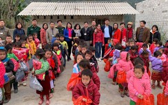 Đại học Công nghệ GTVT tặng gần 100 triệu đồng cho trẻ em nghèo vùng cao