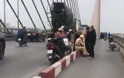 CSGT giải cứu người đàn ông định nhảy cầu Bãi Cháy tự tử