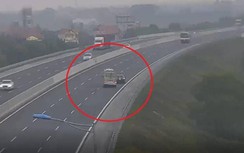 Tài xế ô tô đi lùi trên cao tốc bị phạt 1 triệu đồng, tước GPLX 2 tháng
