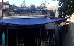 Nhiều người hốt hoảng bỏ chạy khi thép công trình đổ sập nhà dân