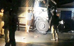 Tai nạn giao thông liên hoàn ở Vĩnh Long, tài xế kẹt cứng trong cabin