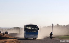 Hàng loạt miệng cống, hố sâu chềnh ềnh trước nhà dân trên tỉnh lộ Đắk Lắk