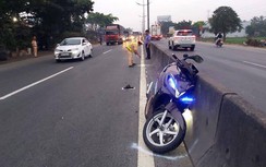 Trèo dải phân cách băng qua đường, người phụ nữ bị xe máy tông tử vong